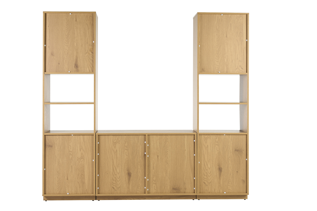 Biblioth�que en bois clair avec rangements, portes et �tag�res ouvertes, vue de dos.