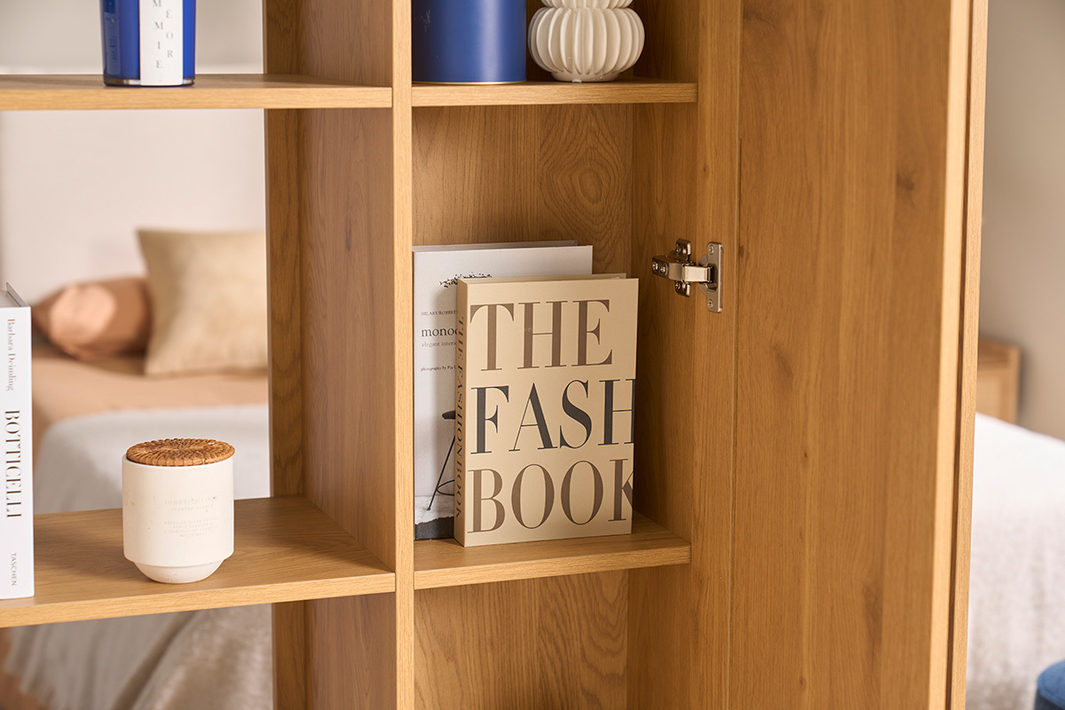 Biblioth�que s�paratrice en bois clair ch�ne avec cannage rotin, �tag�res visibles et porte ferm�e.