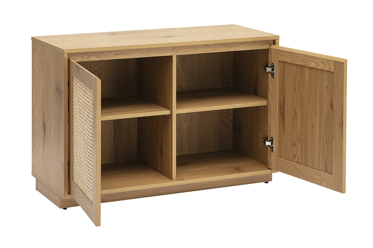 Buffet bas en bois clair ch�ne avec portes en rotin, vue de 3/4, portes ouvertes.