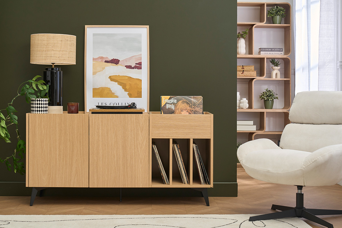 Buffet de rangement vinyles en bois clair avec compartiments, d�cor� dans un salon moderne.