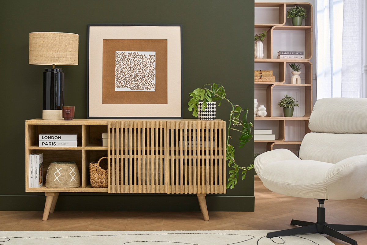Buffet en bois manguier massif ALBA avec portes coulissantes, vu de face, d�cor� avec plantes et lampes.