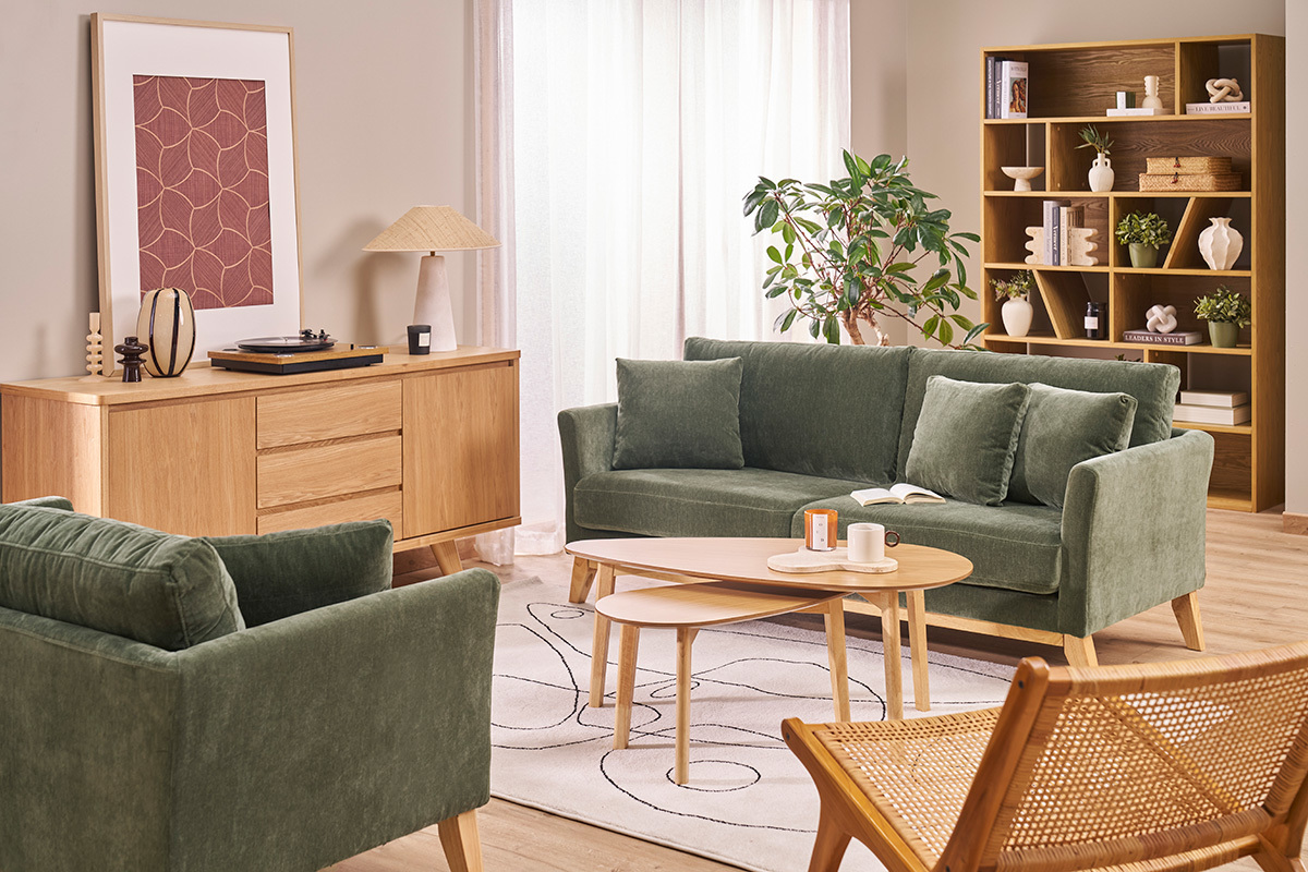 Buffet scandinave en bois clair avec deux portes et trois tiroirs dans un salon avec canap� vert et table basse.