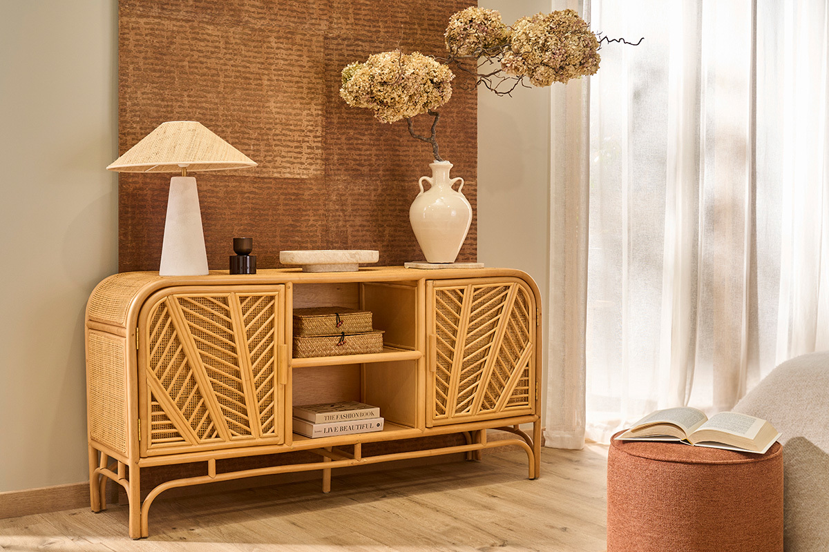 Buffet en rotin 2 portes avec �tag�res, d�cor� d'une lampe, vase et livres.