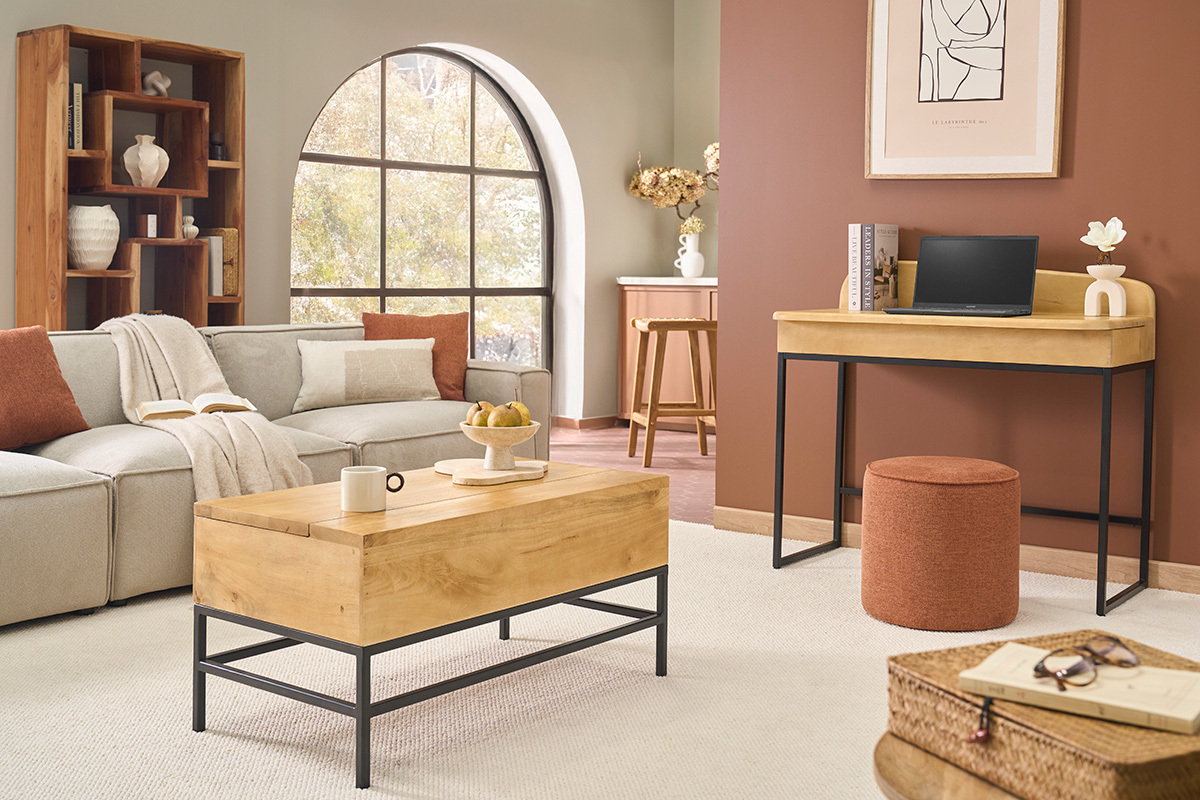 Bureau SHIVA en bois manguier massif avec rangement, dans un salon moderne.