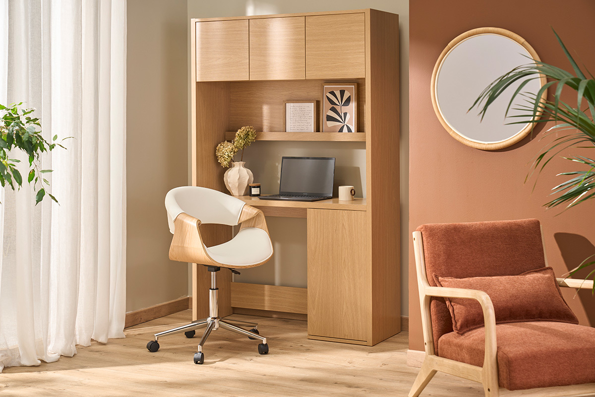 Bureau biblioth�que bois ch�ne clair avec rangements et chaise design dans un int�rieur moderne.