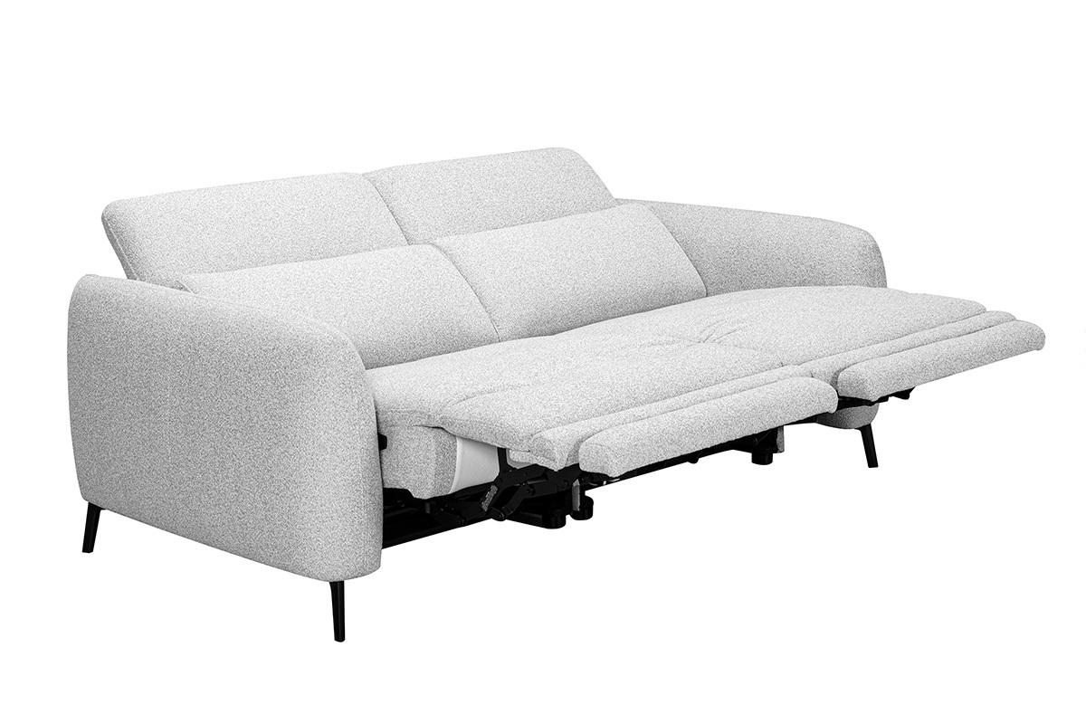Canap� 3 places gris clair avec t�ti�res ajustables et repose-pieds �lectrique, vue de 3/4.