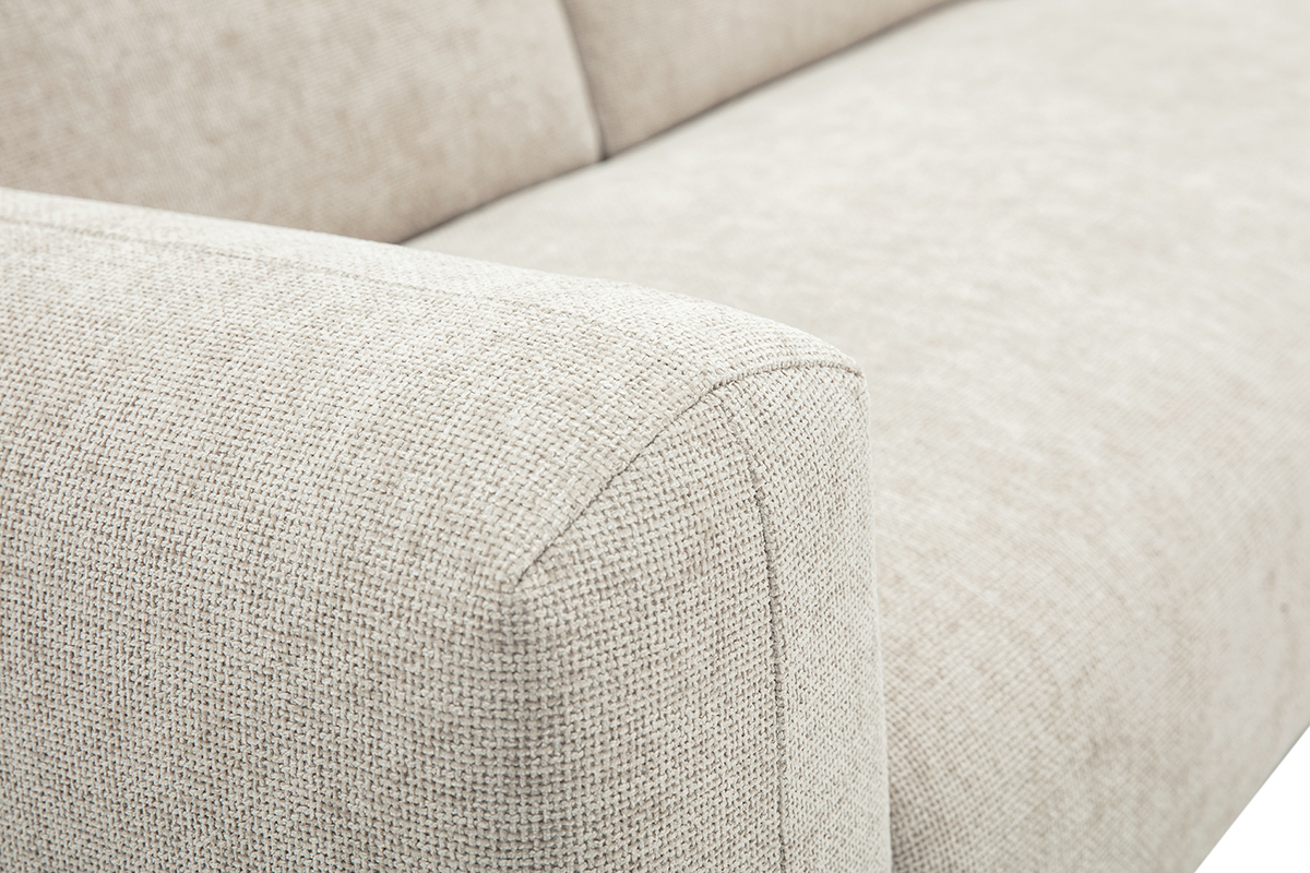 Gros plan sur le tissu effet velours textur� beige du canap� d'angle HORACIO.