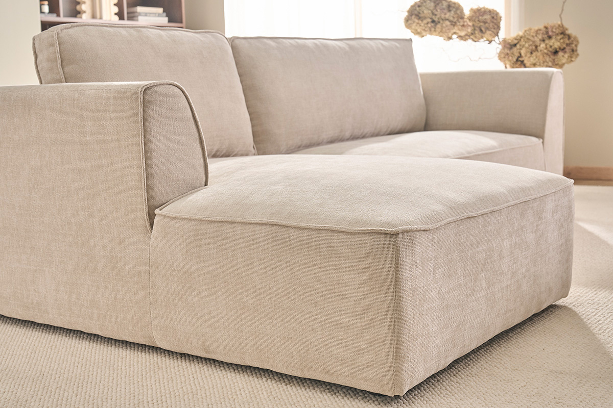 Canap� d'angle gauche en tissu effet velours beige, vue de c�t� zoom�e.