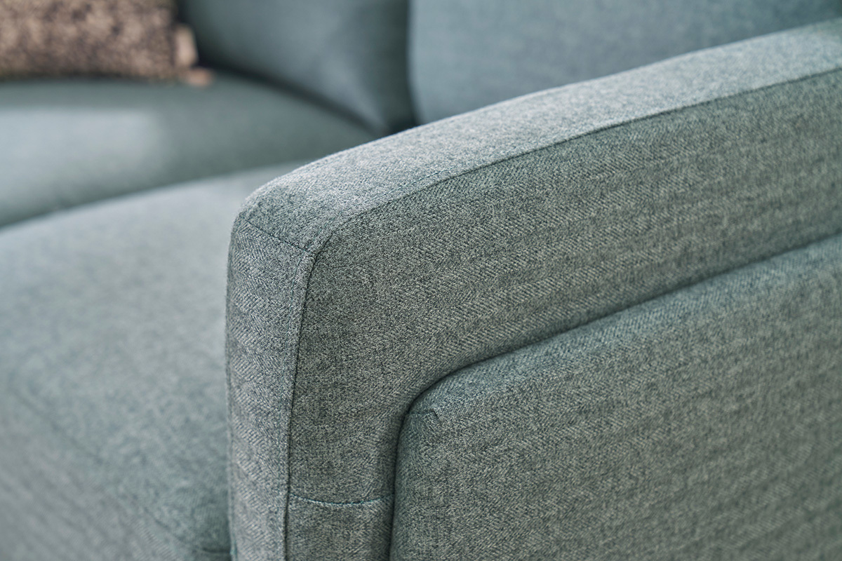 Accoudoir d'un canap� design 2 places vert de gris.