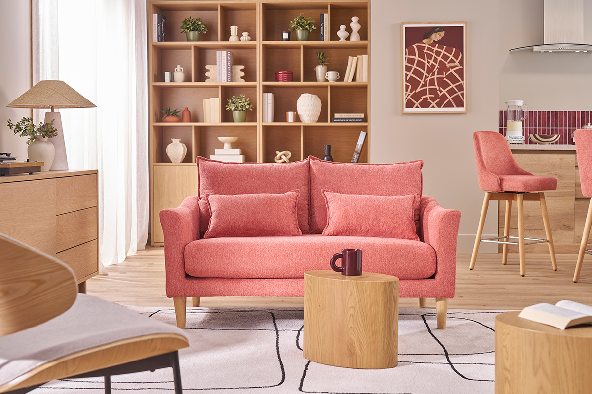 Canap� 2 places en tissu terracotta et bois clair, vue de face, dans un salon.