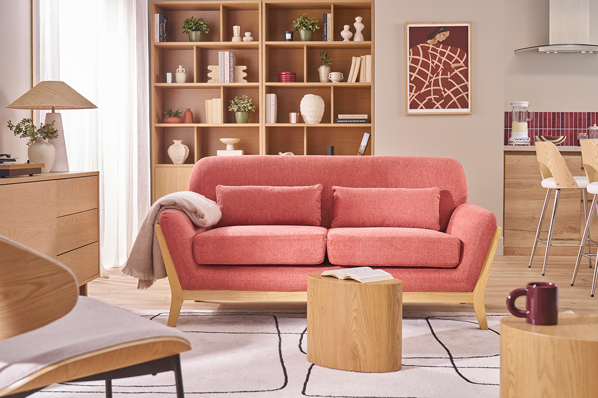 Canap� scandinave 2 places terracotta, coussins, table en bois, int�rieur moderne.