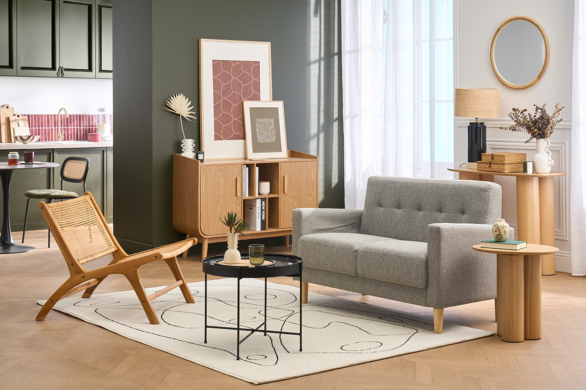 Canap� scandinave 2 places en tissu gris et bois clair, dans un salon �l�gant.
