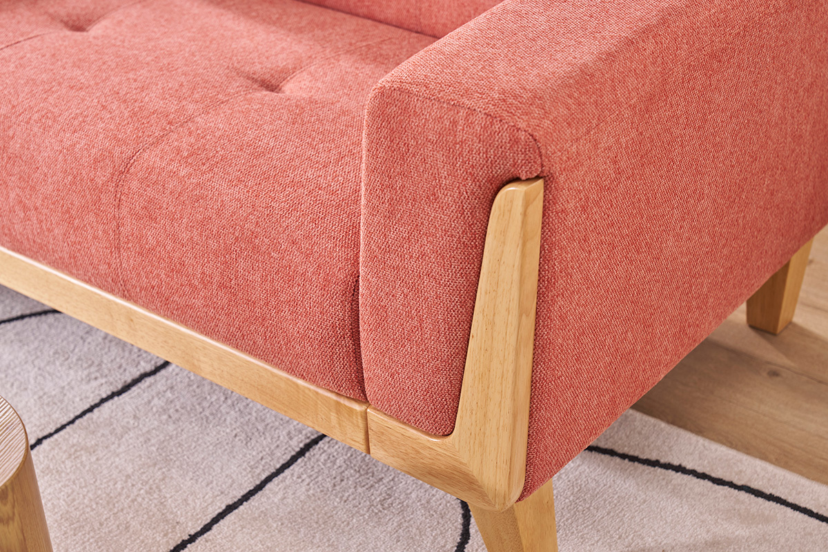 Gros plan sur accoudoir et structure en bois clair du canap� terracotta.