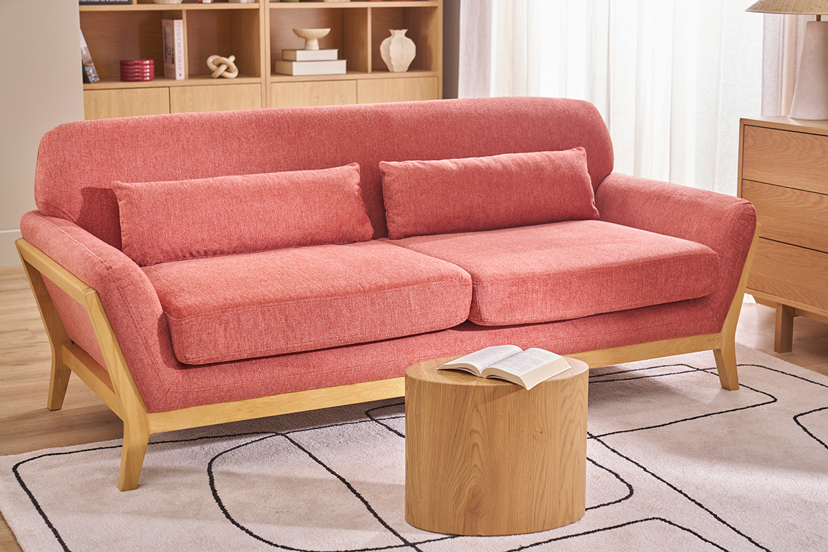Canap� YOKO 3 places terracotta en tissu effet velours, structure bois clair, vue de face dans un salon.