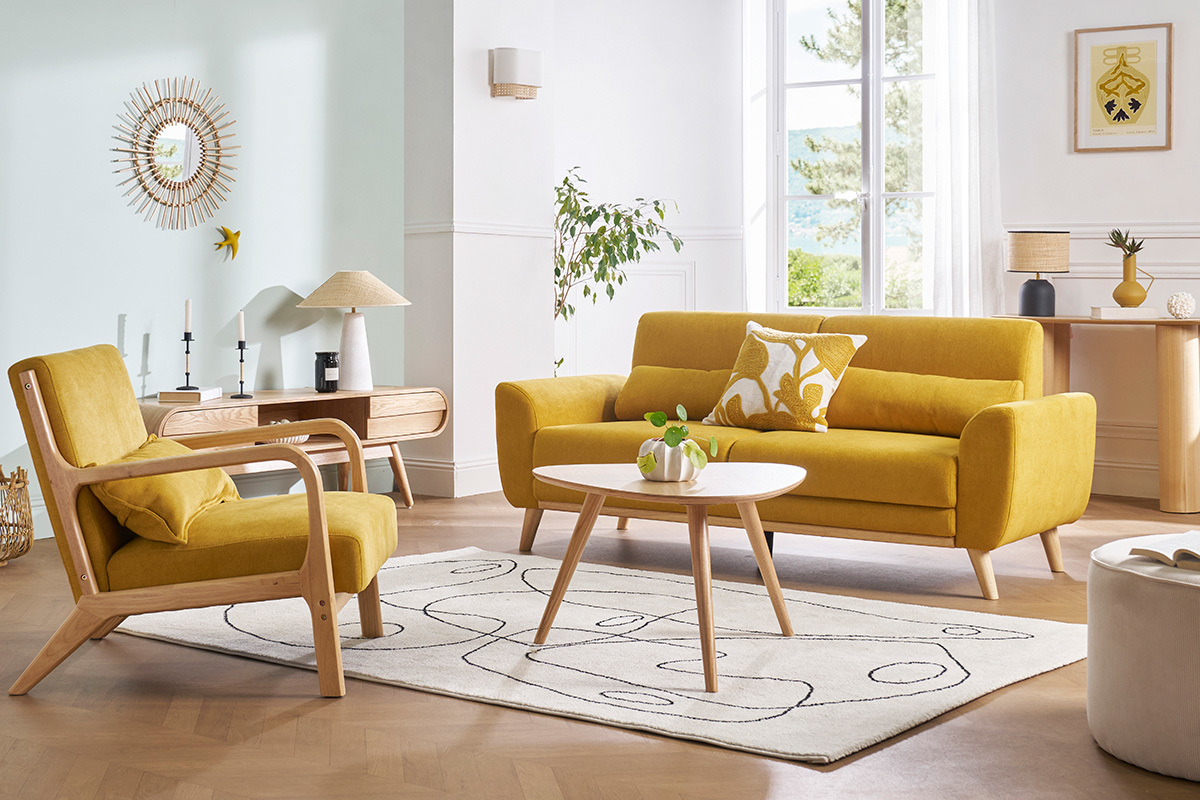 Canap� scandinave 3 places en tissu jaune et bois fonc� dans un salon moderne avec d'autres meubles.