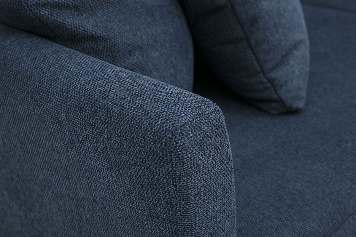 D�tail du canap� scandinave OSLO en tissu velours textur� bleu fonc�, angle gauche