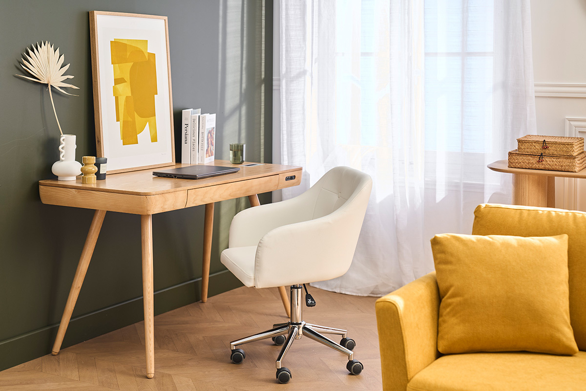 Chaise de bureau blanche et chrom�e BALTIK devant un bureau en bois, vue lat�rale.