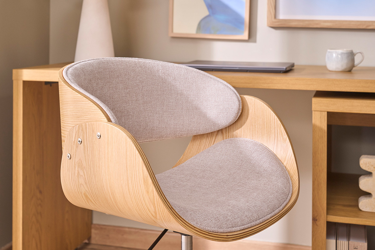 Chaise de bureau � roulettes design en tissu effet velours textur� beige, bois clair et acier chrom� BENT