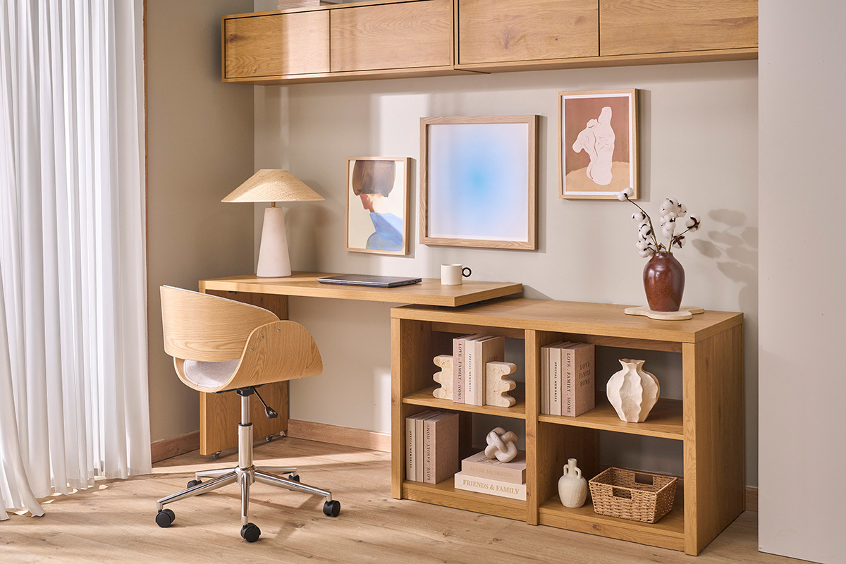 Chaise de bureau � roulettes design en tissu effet velours textur� beige, bois clair et acier chrom� BENT