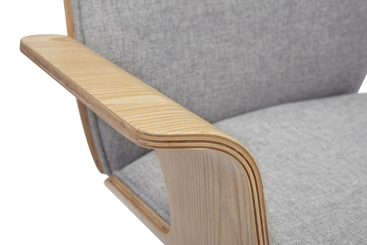 Accoudoir en bois clair et tissu gris d'une chaise de bureau, vue zoom�e.