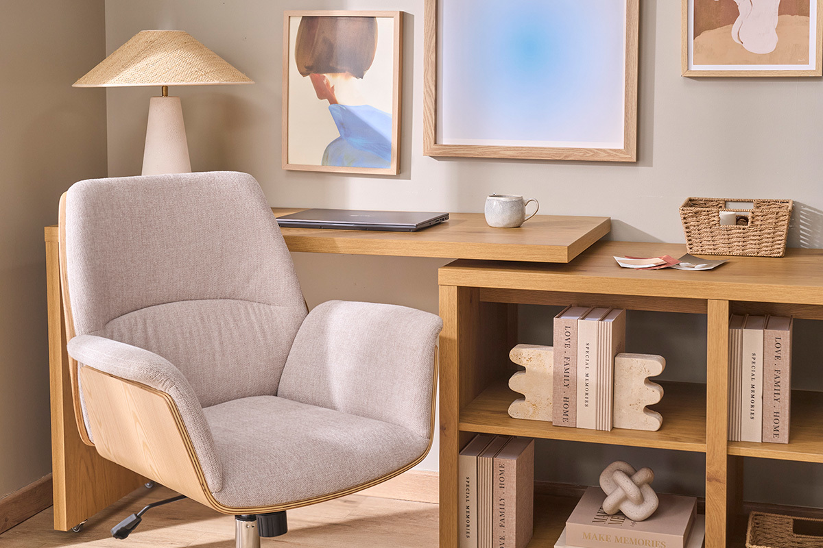 Chaise de bureau � roulettes en tissu effet velours textur� beige, bois clair et m�tal chrom� HELIOS