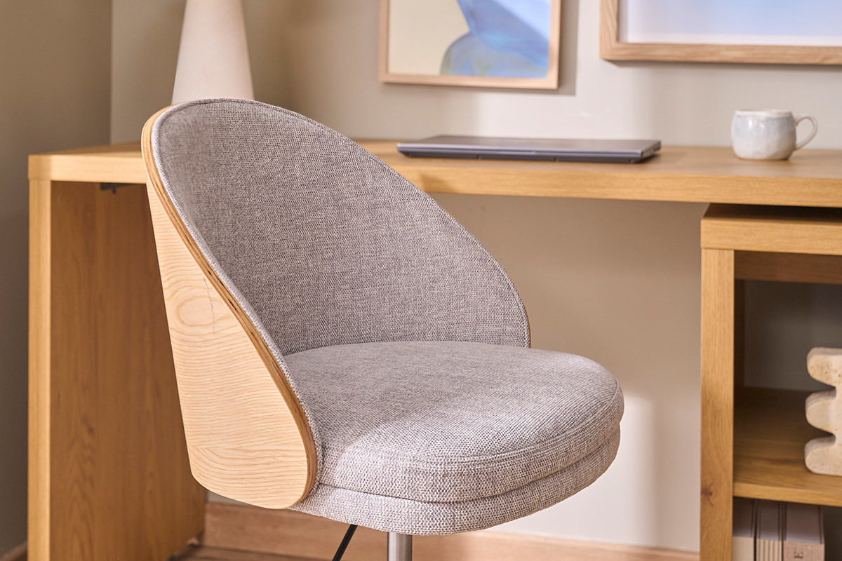 Chaise de bureau � roulettes en tissu effet velours textur� gris, bois clair et m�tal chrom� TUCSON