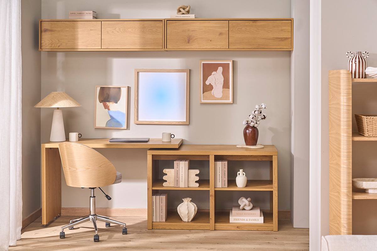 Chaise de bureau � roulettes en tissu effet velours textur� gris, bois clair et m�tal chrom� TUCSON