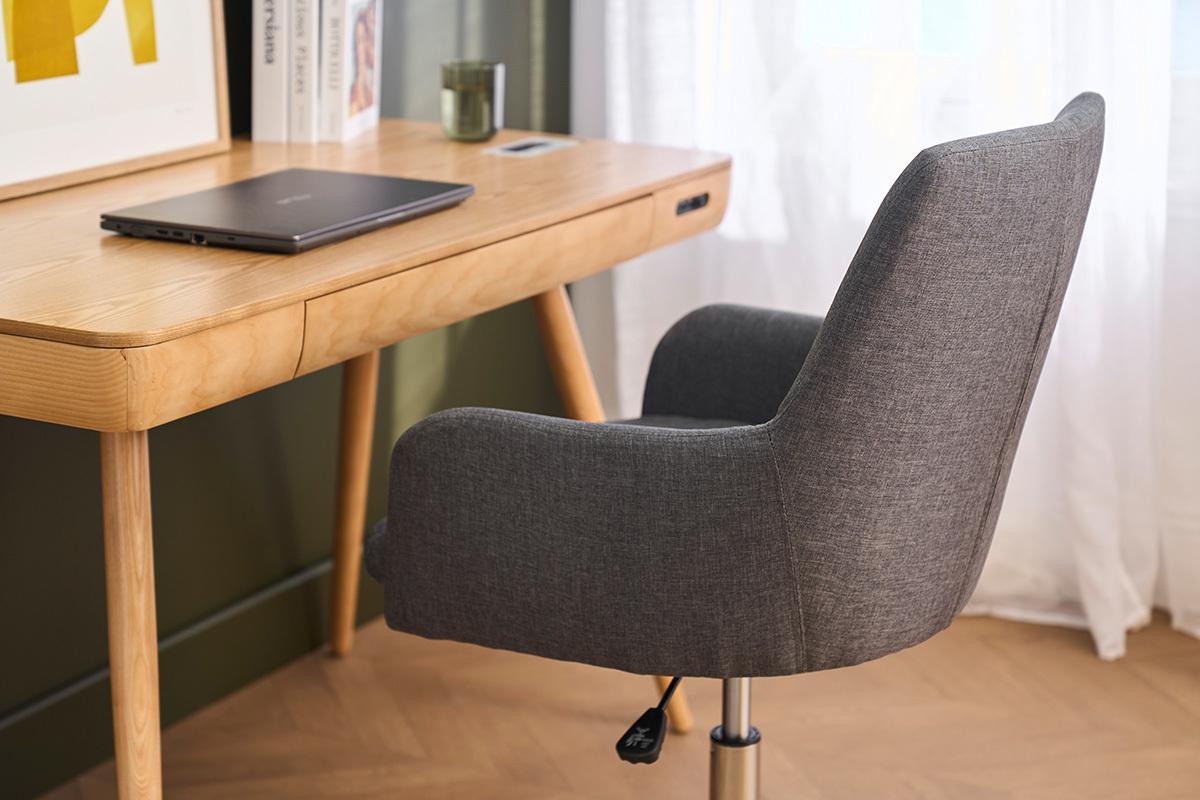Chaise de bureau SHANA gris anthracite vue de dosavec bureau en bois.