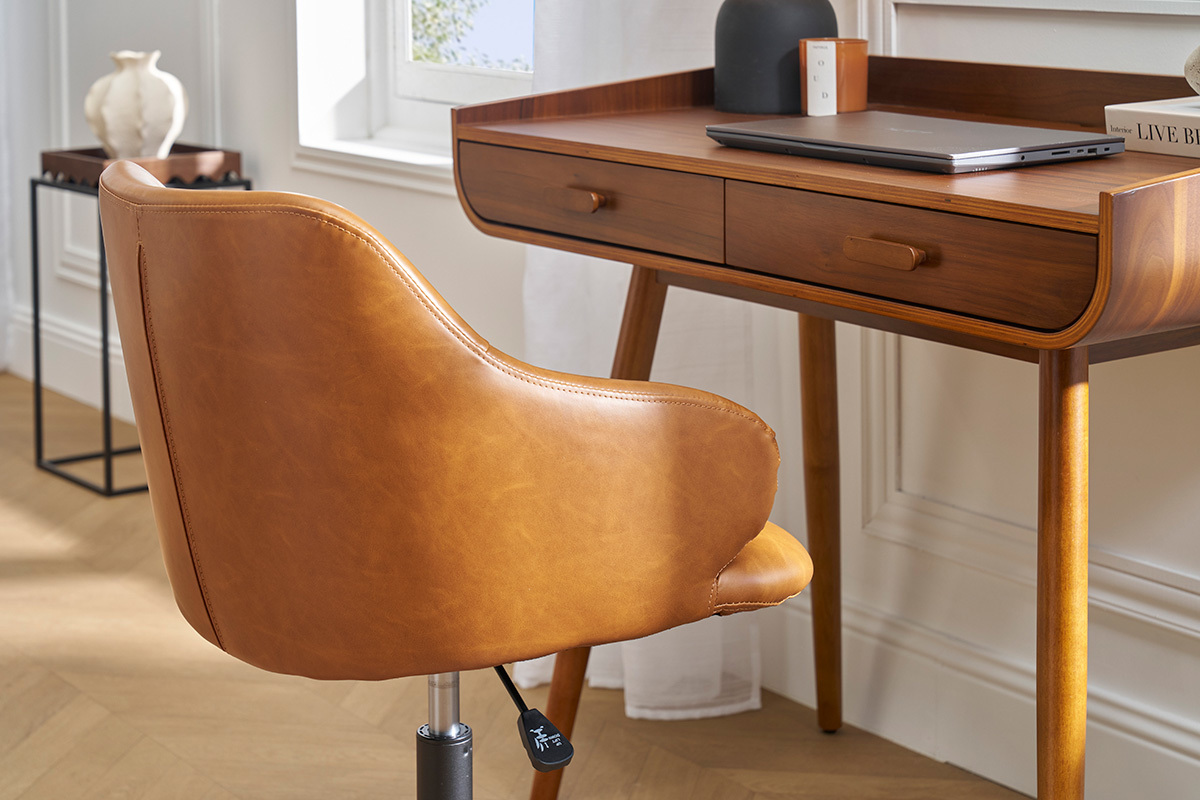 Chaise de bureau vintage marron devant un bureau en bois, vue de dos.
