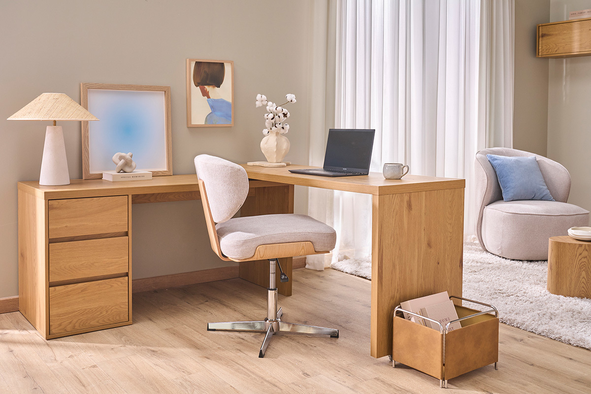 Chaise de bureau en tissu effet velours textur� beige et bois clair ch�ne HANZ