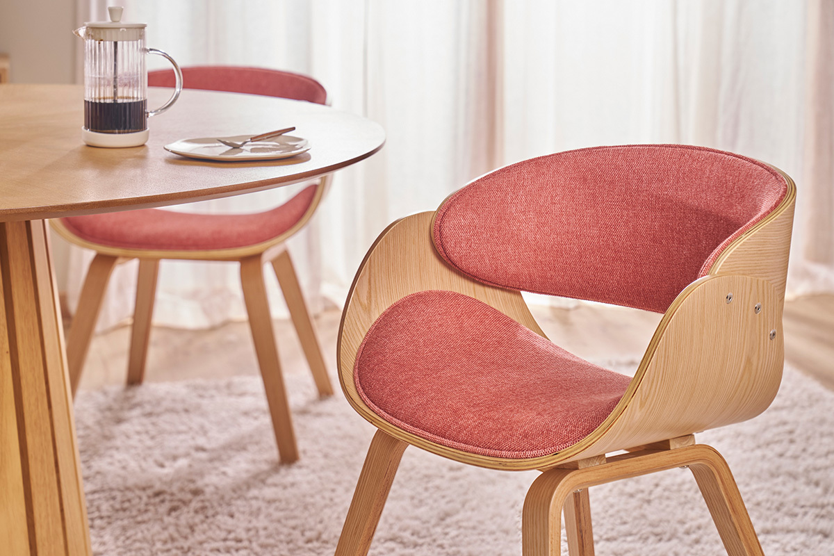 Chaise design en tissu effet velours textur� terracotta et bois clair BENT