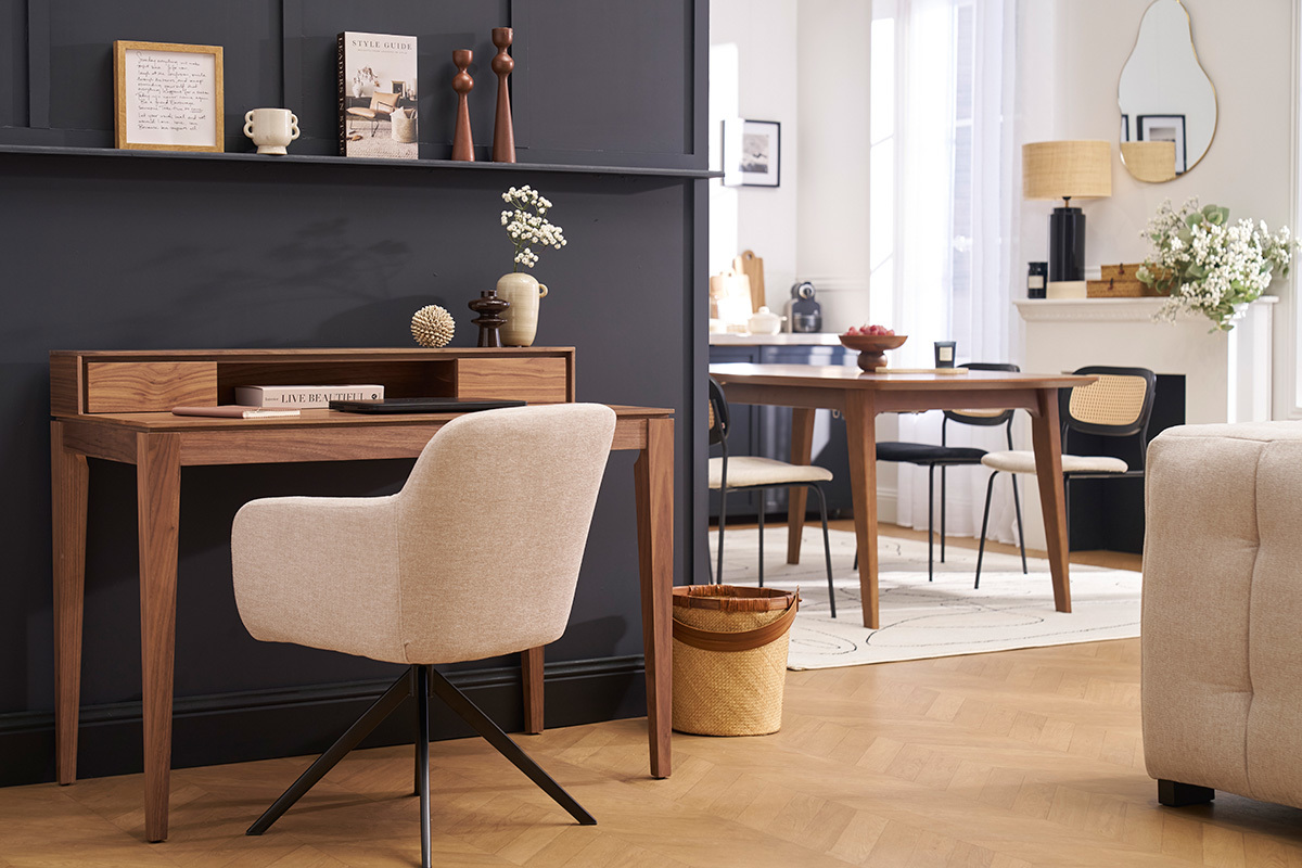 Chaise pivotante beige en tissu velours et m�tal noir, vue de dos, dans un espace int�rieur moderne.
