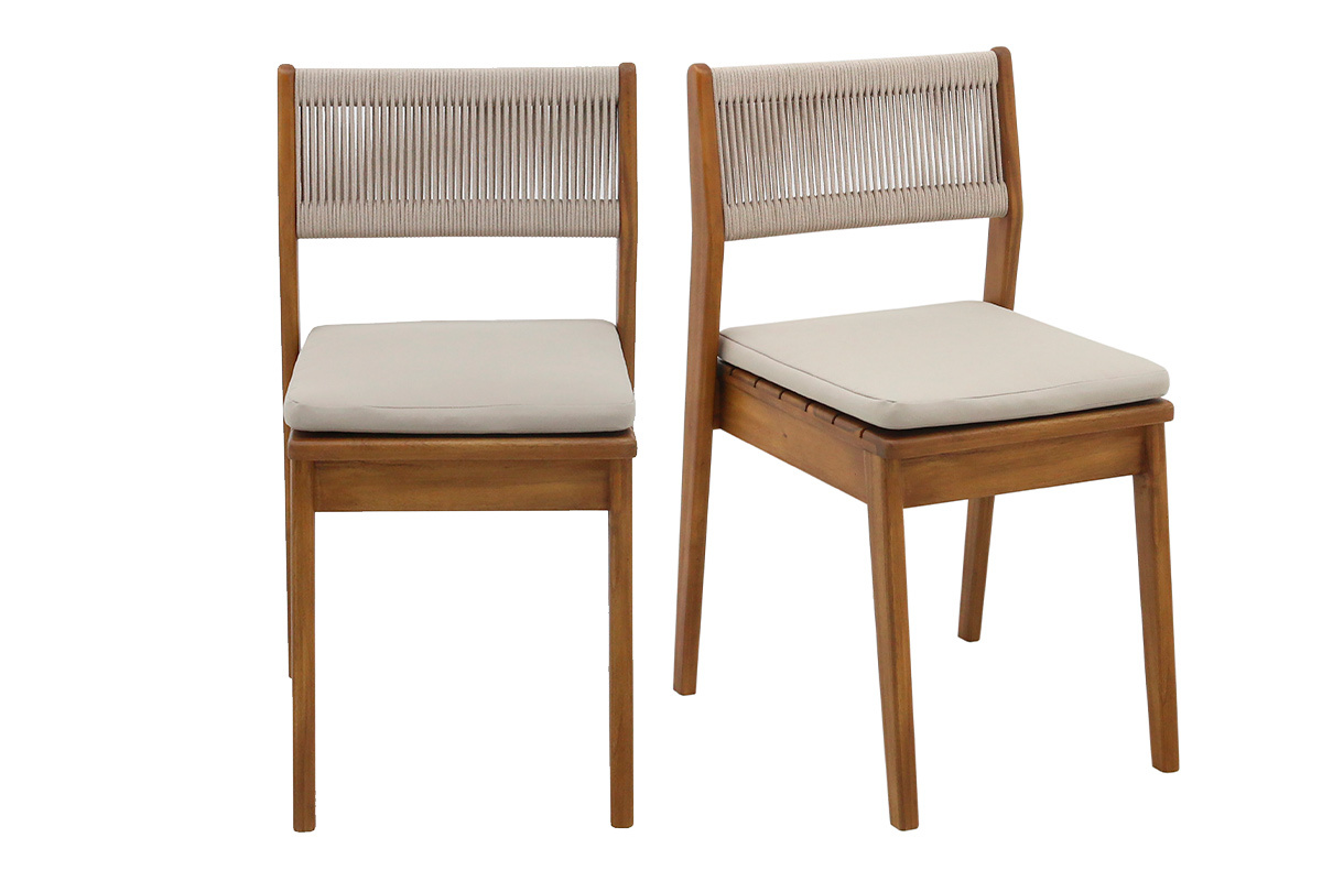 Deux chaises de jardin en bois et corde tress�e, vue de face.