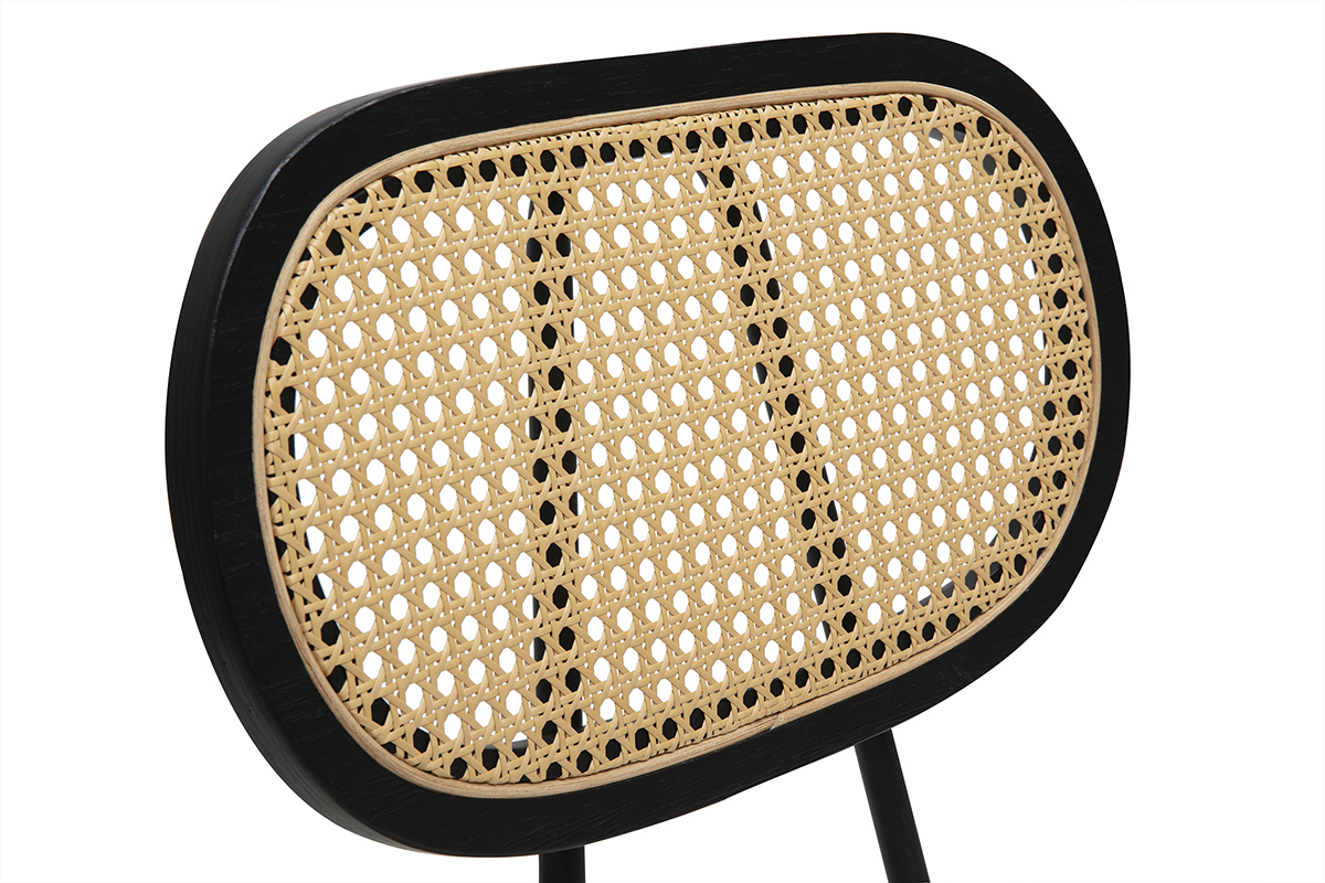 Dossier de chaise en rotin avec cadre en m�tal noir, vue zoom�e.