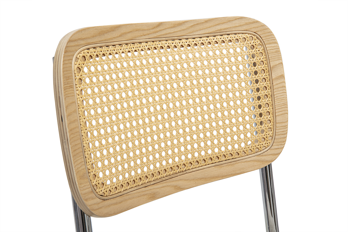 Dossier de chaise en cannage rotin, cadre bois clair et pieds m�tal chrom�, vue rapproch�e.