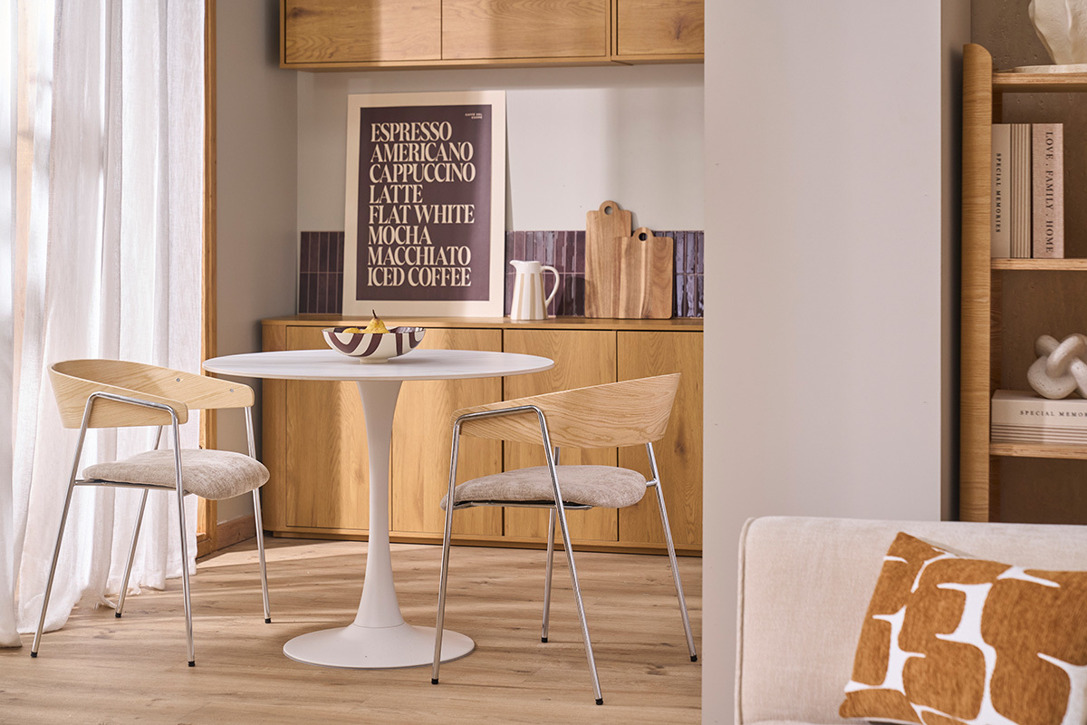 Chaises en tissu effet velours textur� taupe, bois clair et m�tal chrom� (lot de 2) FANELY