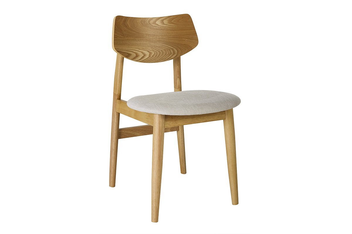 Chaise en bois clair avec assise en tissu beige, vue de 3/4.
