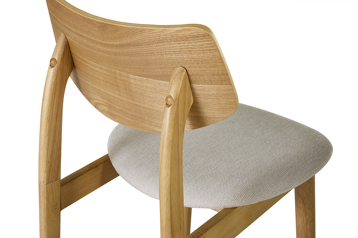 Chaise scandinave en bois clair et tissu beige, vue arri�re-angle.