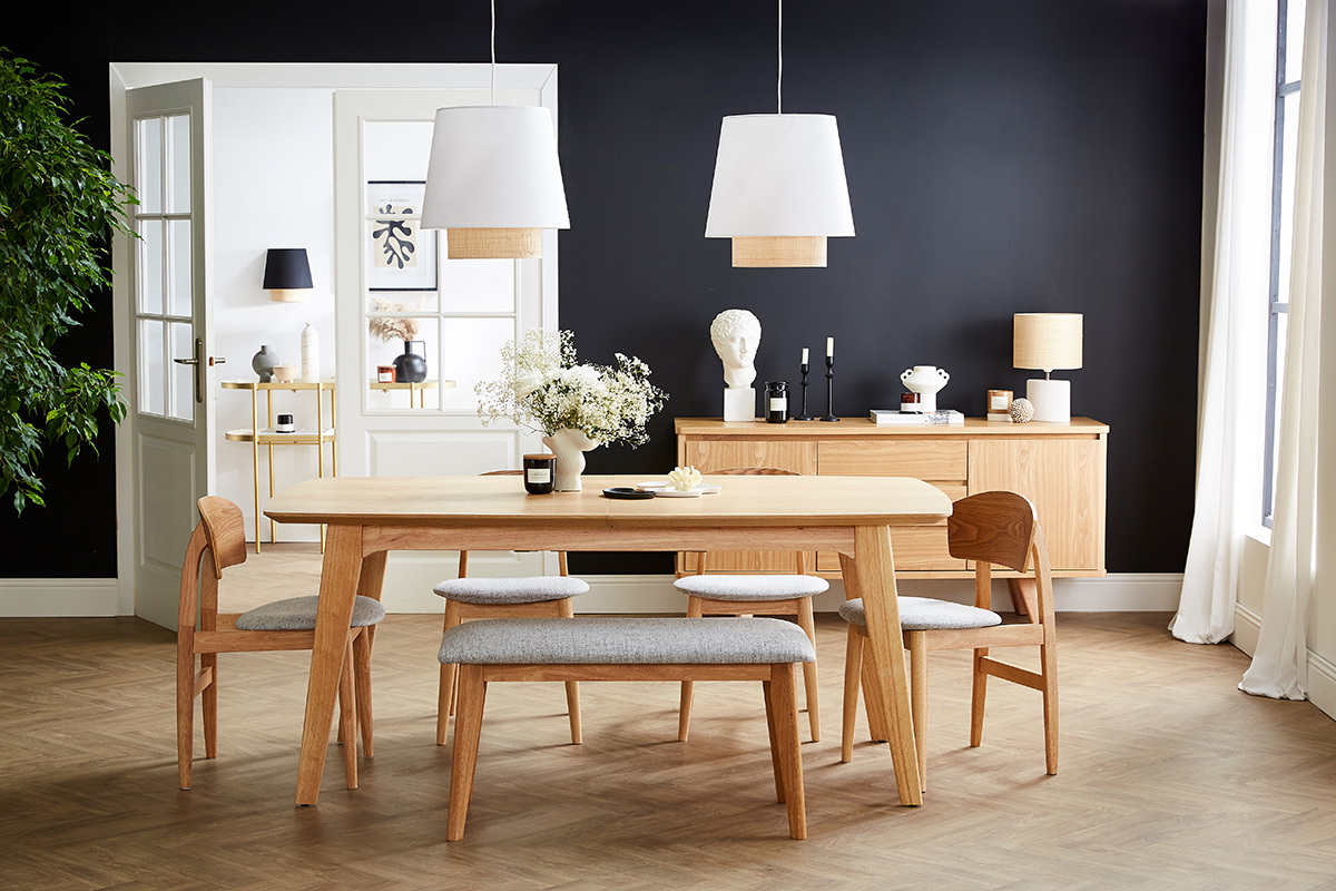 Chaises scandinaves en bois clair et tissu gris autour d'une table � manger en bois.