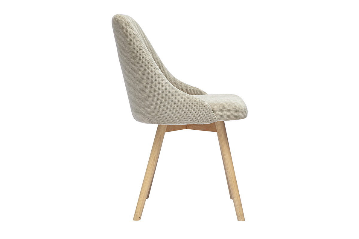 Chaise scandinave beige en profil avec pieds en bois clair.