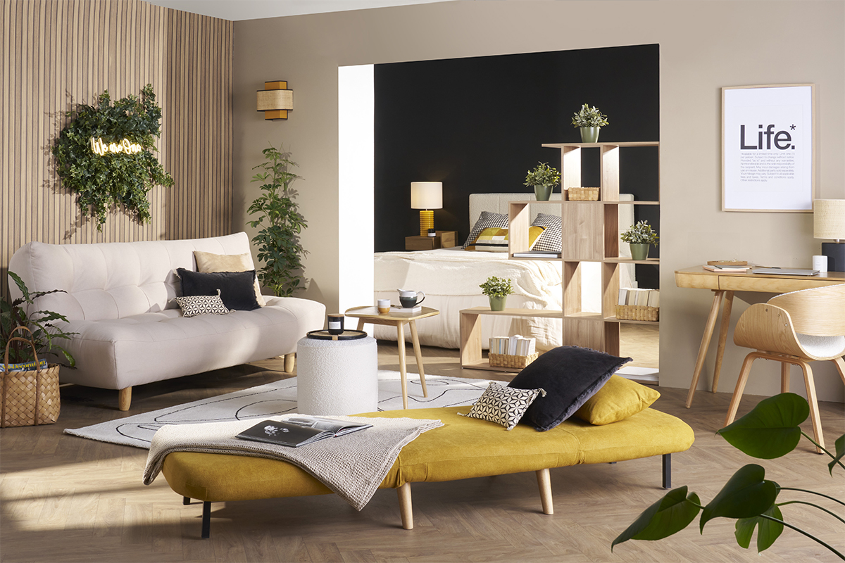 Fauteuil convertible scandinave en tissu effet velours jaune moutarde et bois clair AMIKO