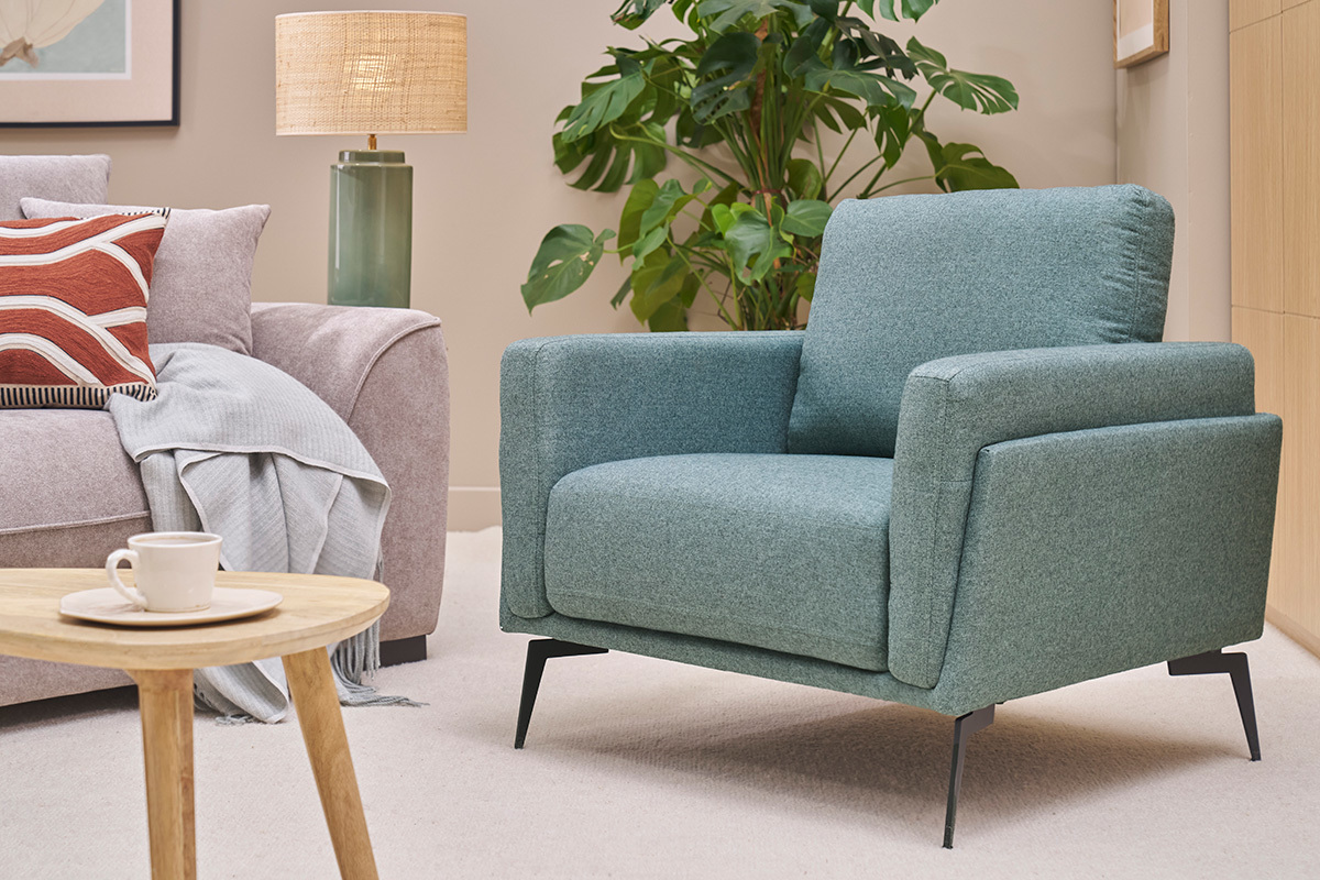 Fauteuil design vert de gris MOSCO avec structure en m�tal noir, vue dans un salon.
