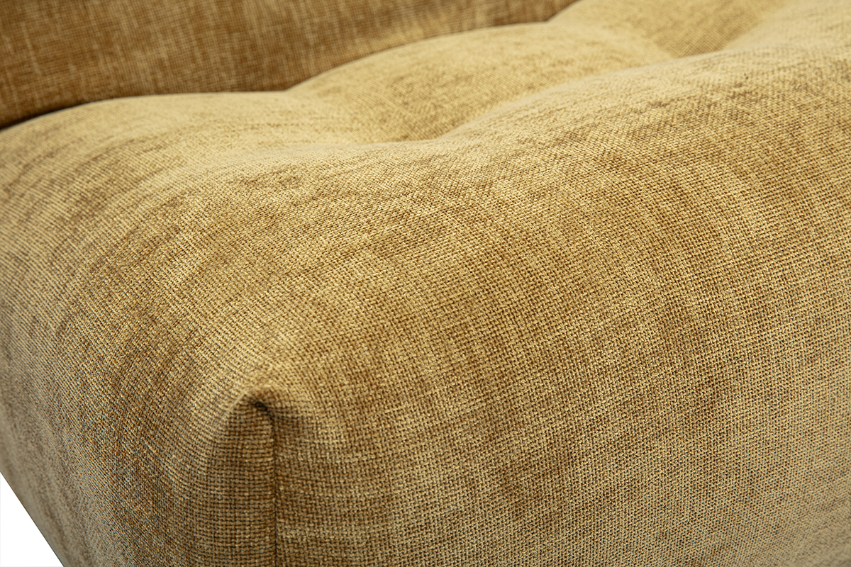 Gros plan sur le tissu velours textur� bronze du fauteuil lounge BUMPY.