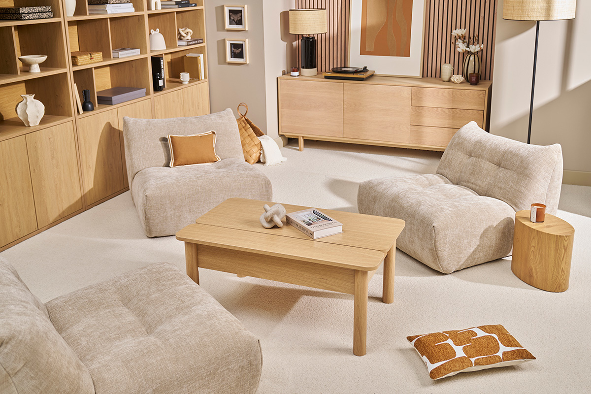 Salon avec 3 fauteuils lounge BUMPY en tissu effet velours taupe et table basse en bois.