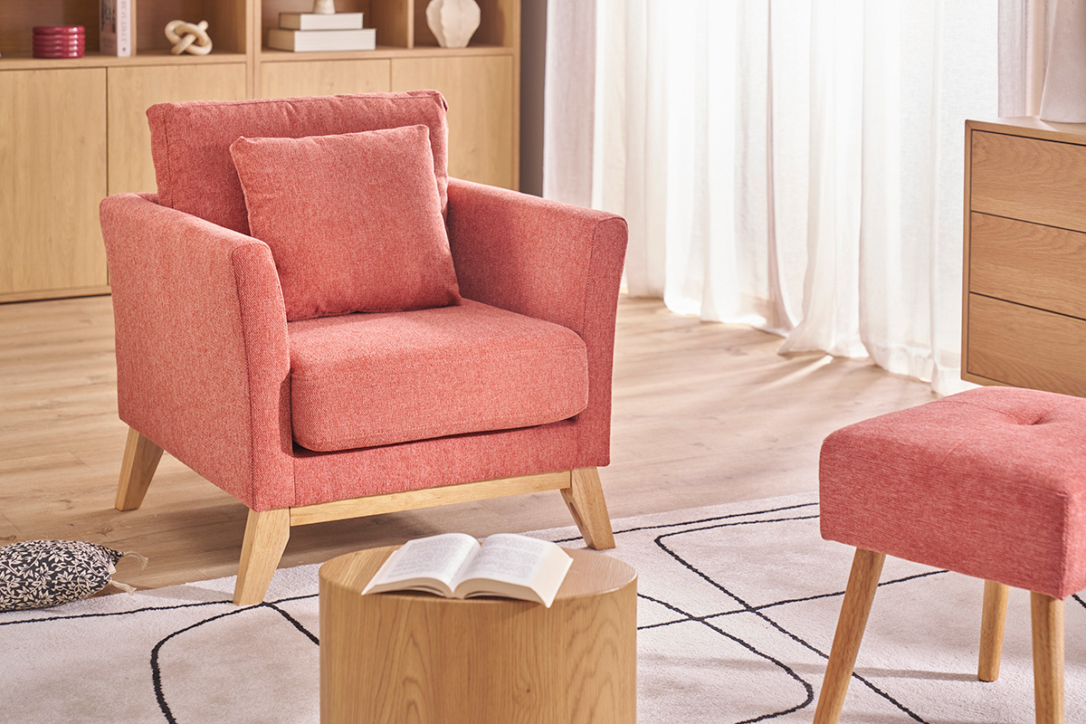 Fauteuil scandinave terracotta OSLO en tissu velours avec coussin, vue d'angle, bois clair, salon lumineux.