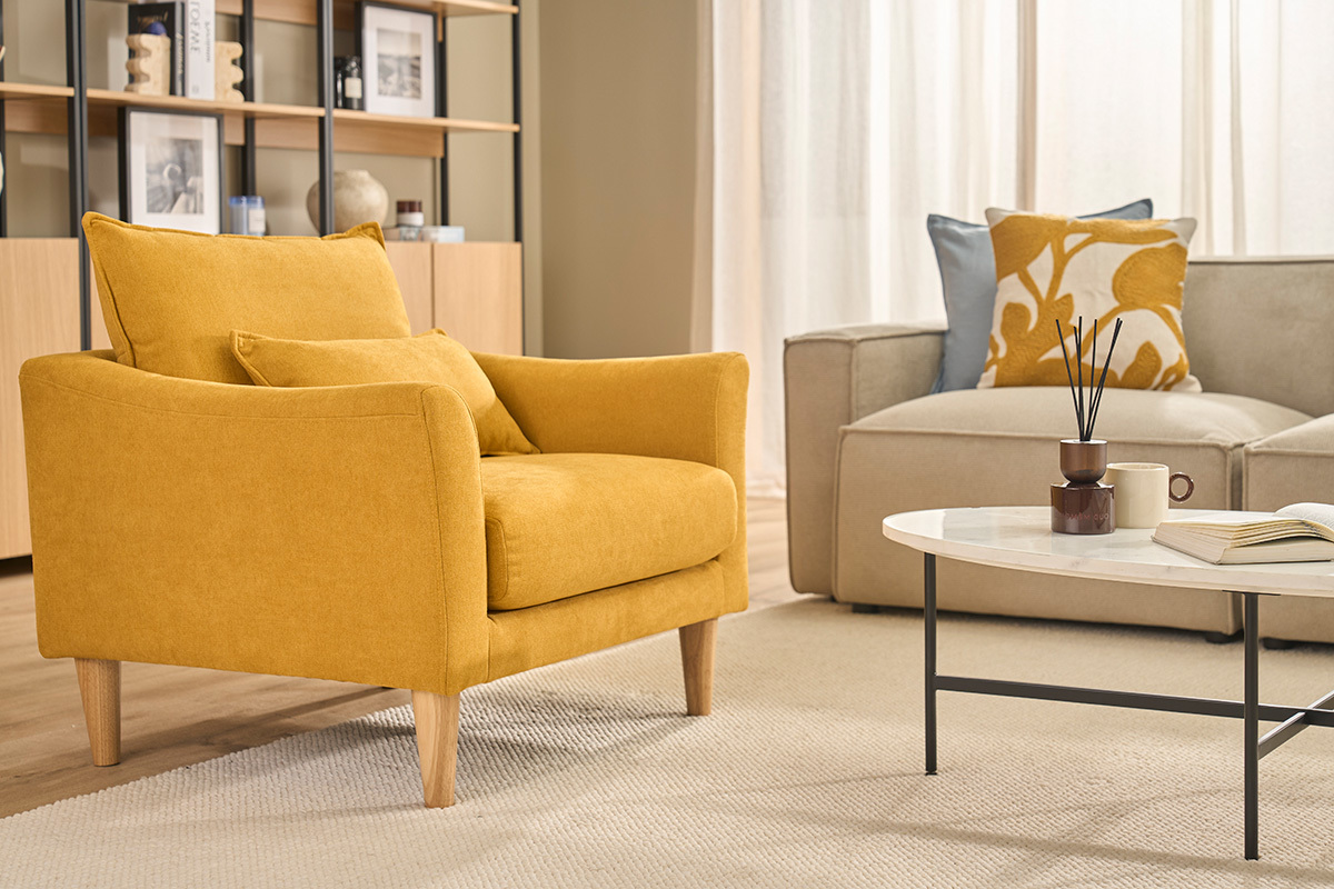 Fauteuil scandinave KATE en tissu jaune moutarde, vue de c�t�, avec coussins moelleux.
