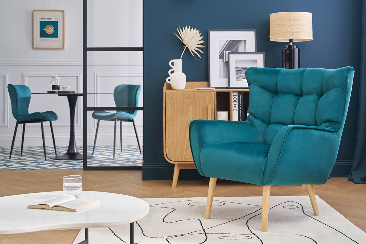 Fauteuil scandinave en tissu velours bleu p�trole et bois clair AVERY