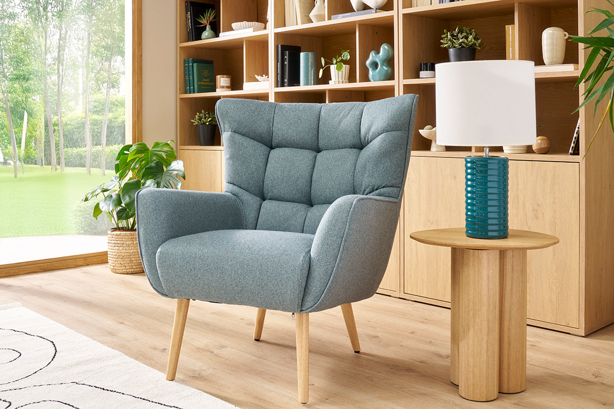 Fauteuil scandinave en tissu vert de gris et bois clair AVERY