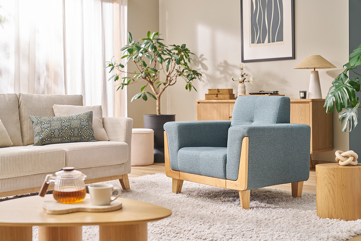 Fauteuil scandinave en tissu vert de gris et bois clair FJORD