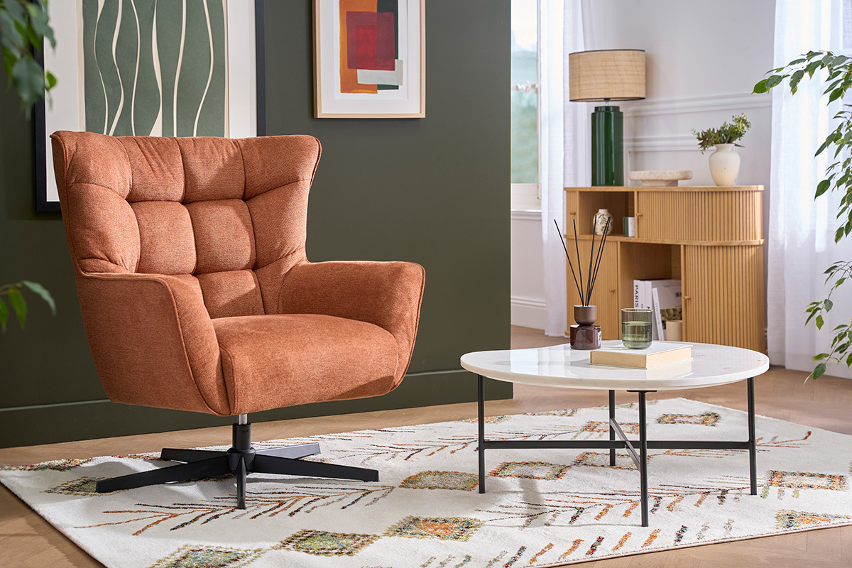 Fauteuil scandinave terre br�l�e AVERY dans un salon moderne.